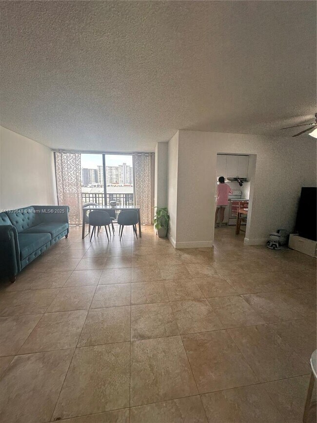 Foto del edificio - 17021 N Bay Rd