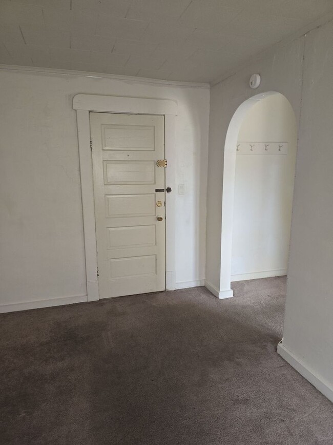 Building Photo - 2 bedroom, 1 bathroom Apartment! AUGUST 2025!