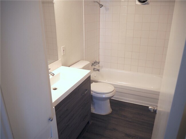 Building Photo - 1200 E 52nd St