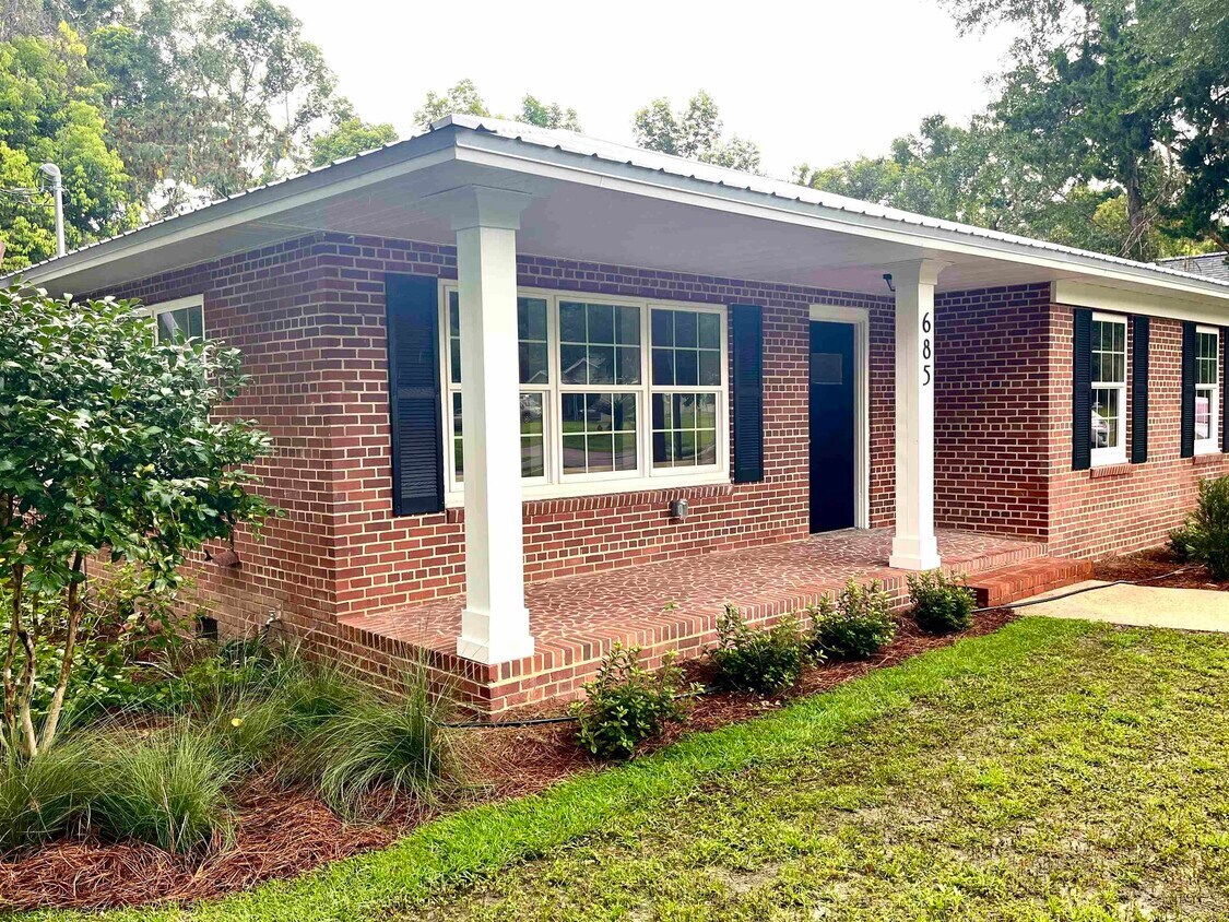 Foto principal - 685 S Waukeenah St