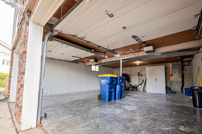 Building Photo - 413 SE Lana Ct