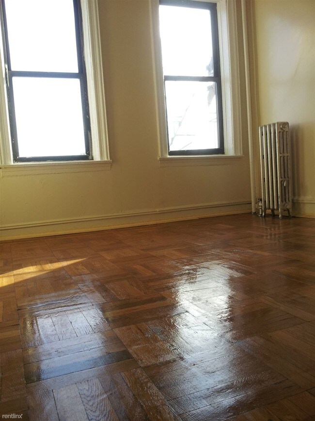 Building Photo - 270 E 95th St