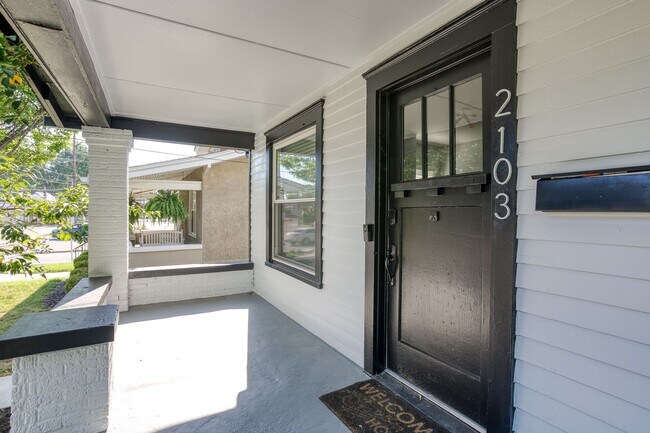 Foto del edificio - HOUSE FOR RENT