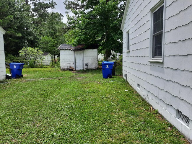 Building Photo - 2108 Thompson Dr