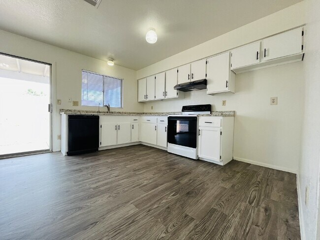 Building Photo - Northwest Phoenix Delight!