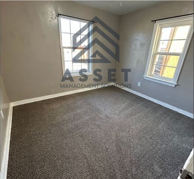 Building Photo - Spacious 3 Bedroom House