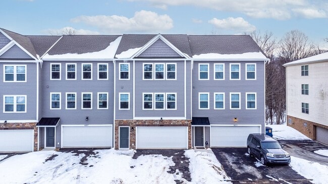 Building Photo - 3 Bedroom End Unit Townhouses in Franklin ...