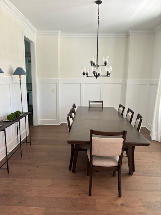 Building Photo - Charming Fully Furnished 2 Bedroom Home wi...