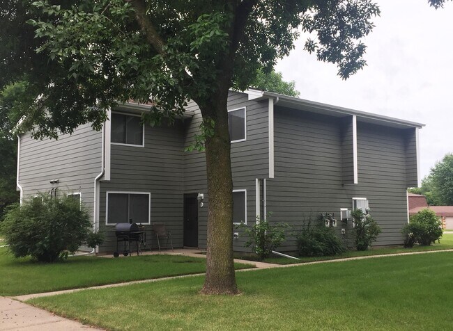 Building Photo - 1640 Pleasant View Dr