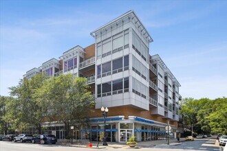 Building Photo - 3920 N Sheridan Rd