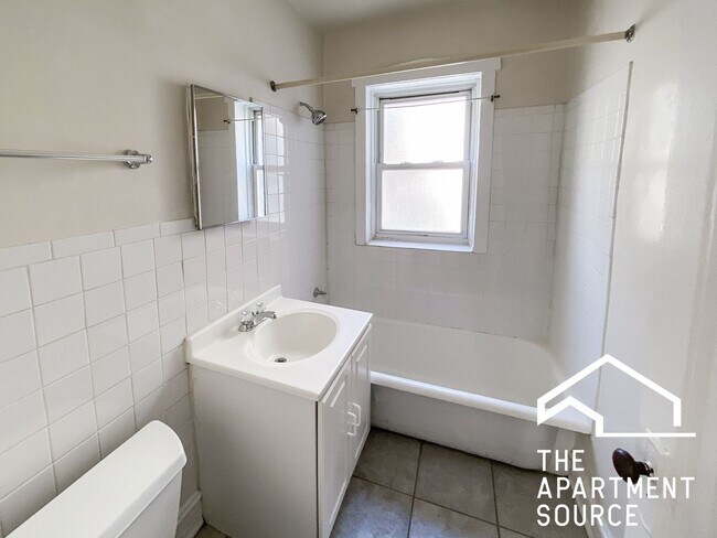 Building Photo - 5036 N Wolcott Ave