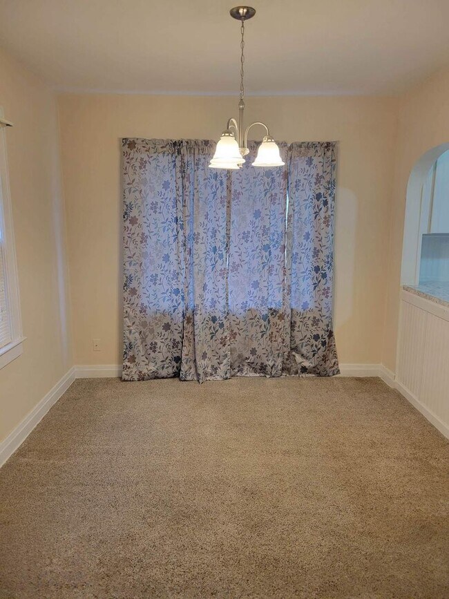 Building Photo - SPACIOUS 3 BEDROOM HOME
