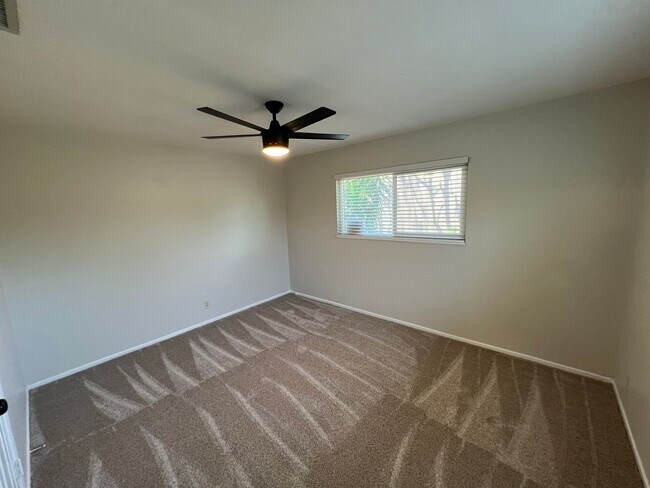 Foto del edificio - Darling Updated 4 Bed 2 Bath Orange Home