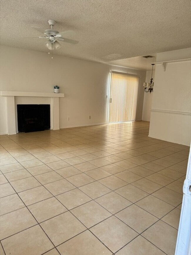 Building Photo - Scottsdale Emerald patio home available!