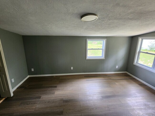 Building Photo - 3 bed 2 bath with all of the updates you w...