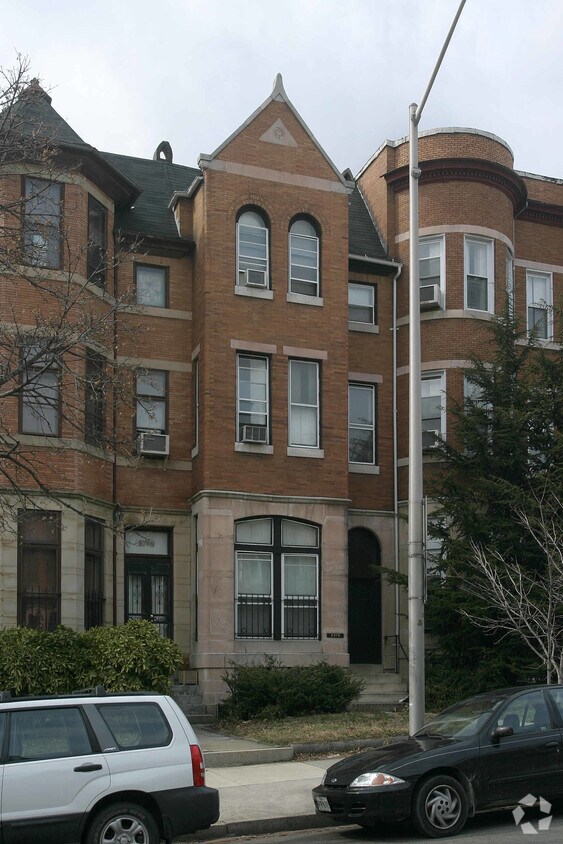 Building Photo - 2740 Saint Paul St