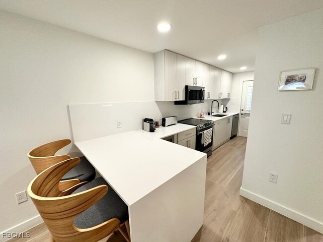 Building Photo - 72 7th St S