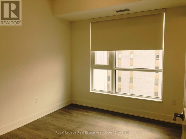 Building Photo - 202 Burnhamthorpe Rd E