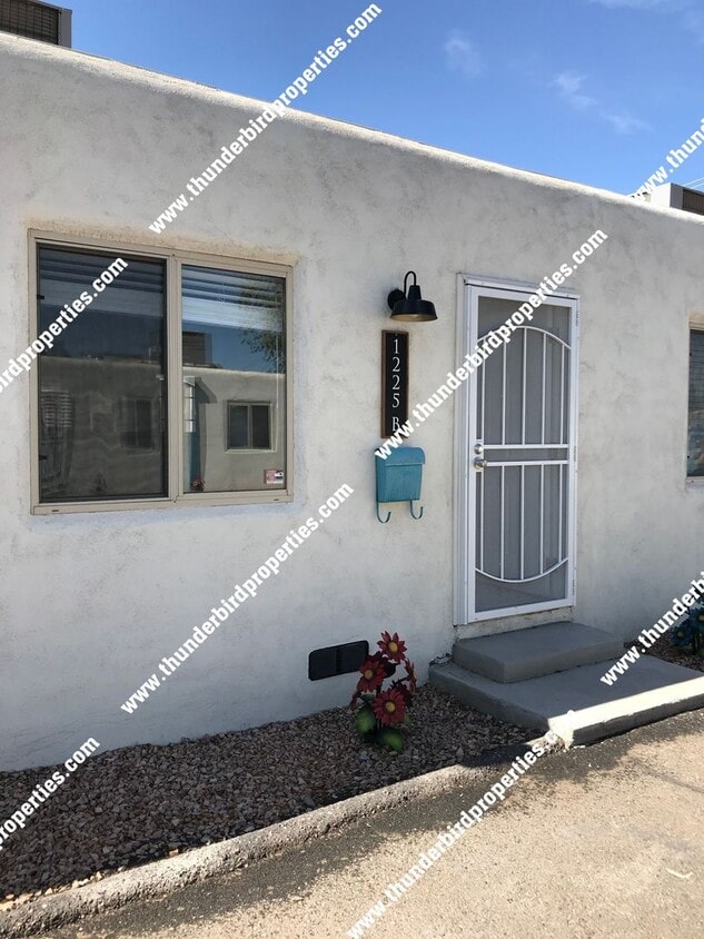 Primary Photo - 1225 San Mateo Blvd NE