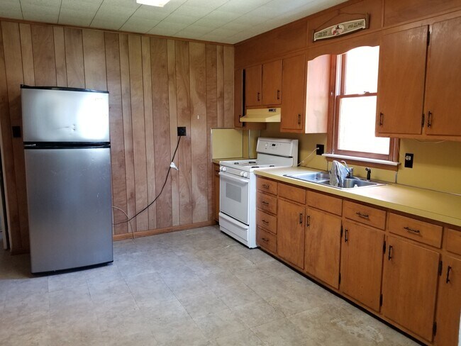 122 E. Hanover St - Kitchen - 122 E Hanover St