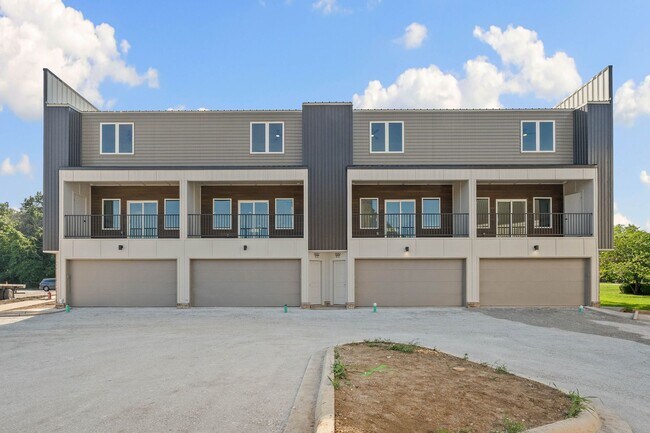 Foto del edificio - Now Leasing 2026-2027 School Year!