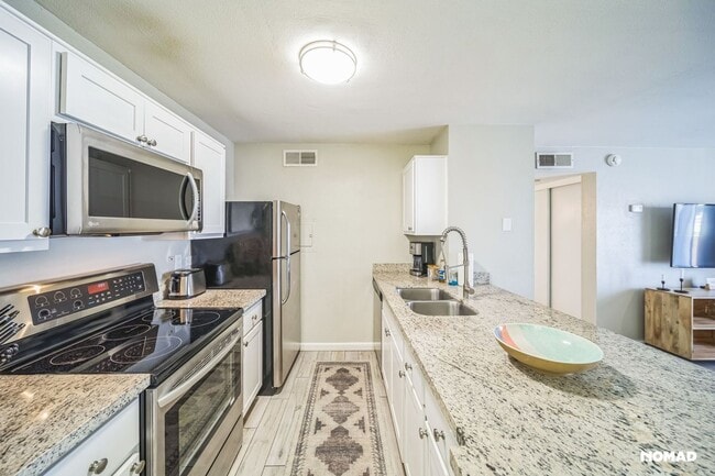 Building Photo - 8055 E Thomas Rd