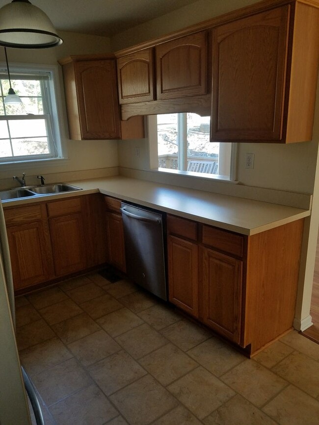 Building Photo - 211 Amblewood Way