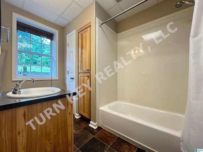 Building Photo - 110 Clay Dr