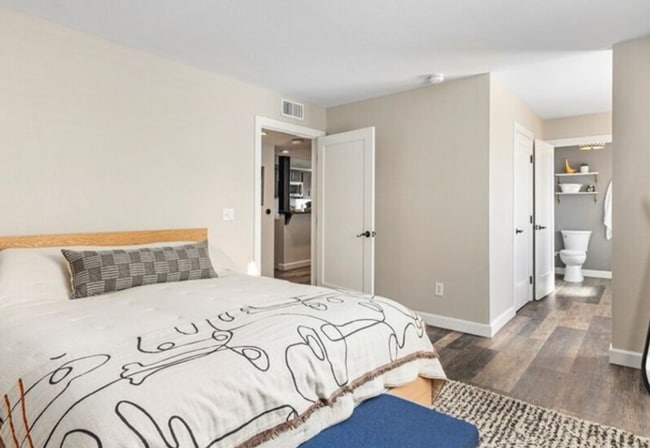 Building Photo - 2135 E 4th St