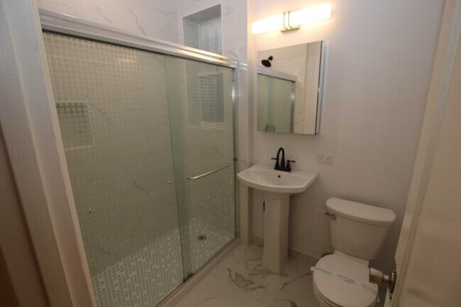 Building Photo - bedroom in San Francisco CA 94117