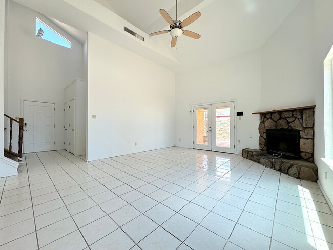 Building Photo - Northeast El Paso 3 Bed Refrig A/C split T...