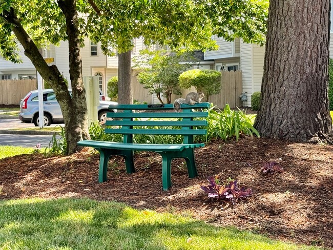 Building Photo - 2-Bedroom Condo Ready 08-01-24! Community ...