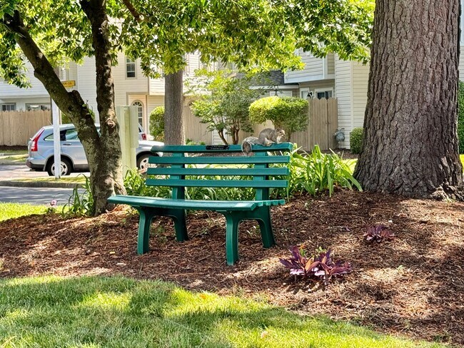 Foto del edificio - Available 06-15-25! End-Unit Condo w/2 Pri...