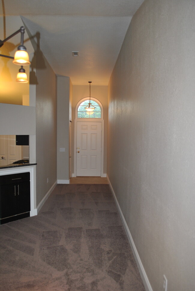 Building Photo - 715 Shadow Ln