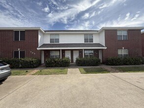 Building Photo - 705 S Amy Ln