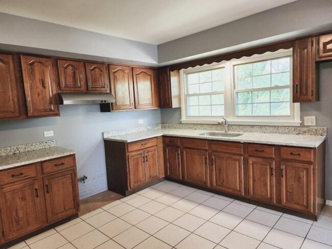 Building Photo - 4 Bedroom House Now Available in Tinley Pa...
