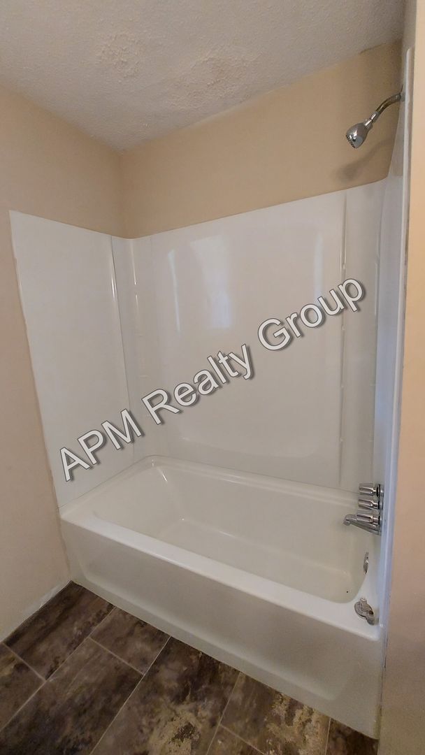 Foto del edificio - Large home in Southeast Columbia