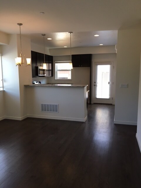 Building Photo - BEAUTIFUL 3 BED/3.5 BATH TOWNHOME