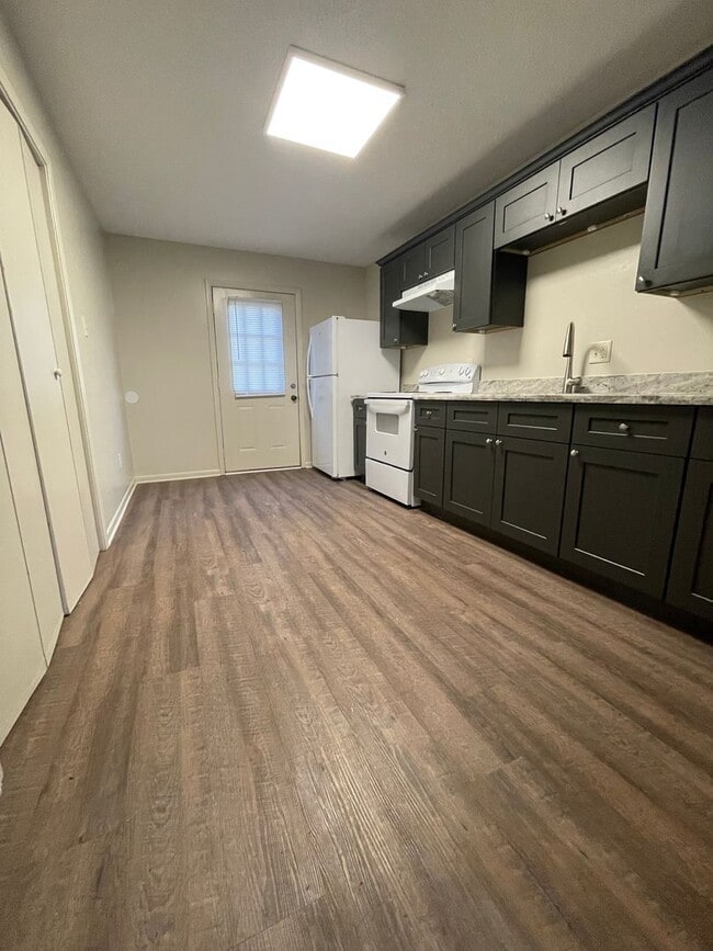 Building Photo - 113 Cantal Dr