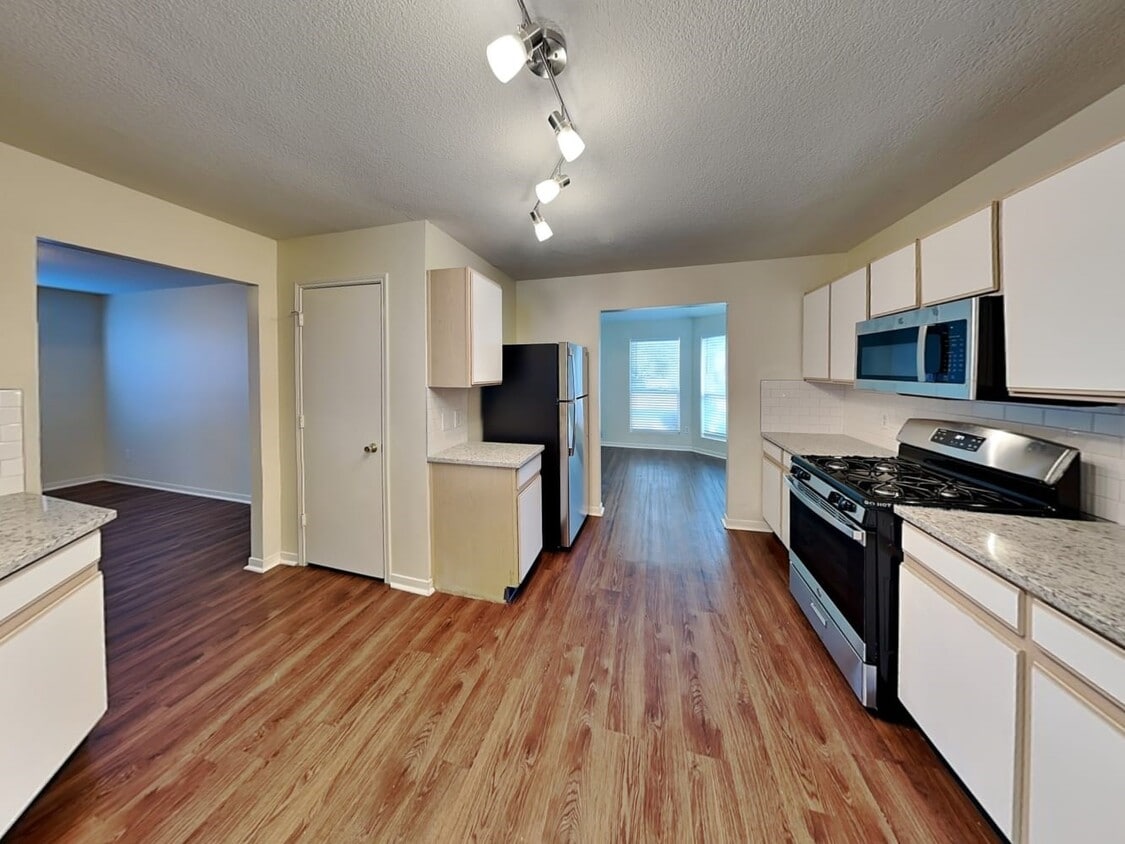 Building Photo - 1818 Day Lily Way