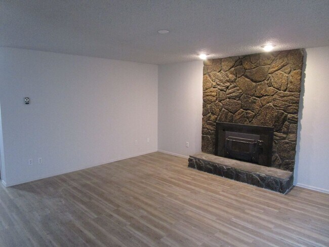 Foto del edificio - 3 Bedroom Home with Fenced Yard, Located Next to Crook County High School - Garbage Included! Ava...