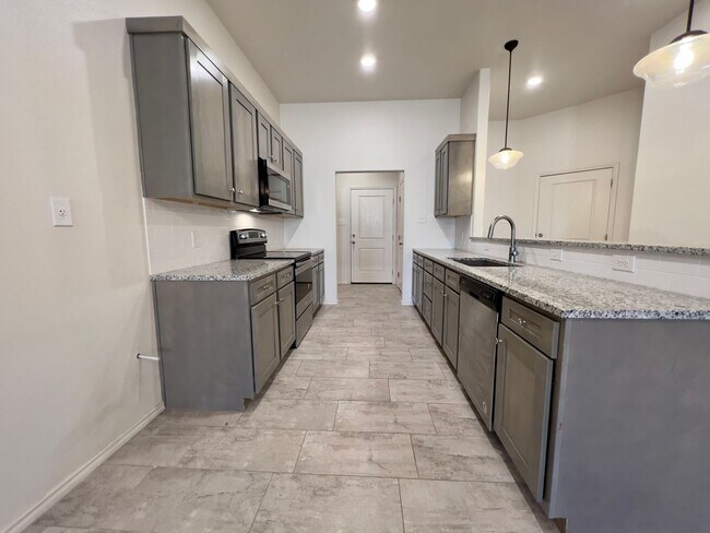 Foto del edificio - Beautiful 2-Bedroom Townhome in Frenship ISD