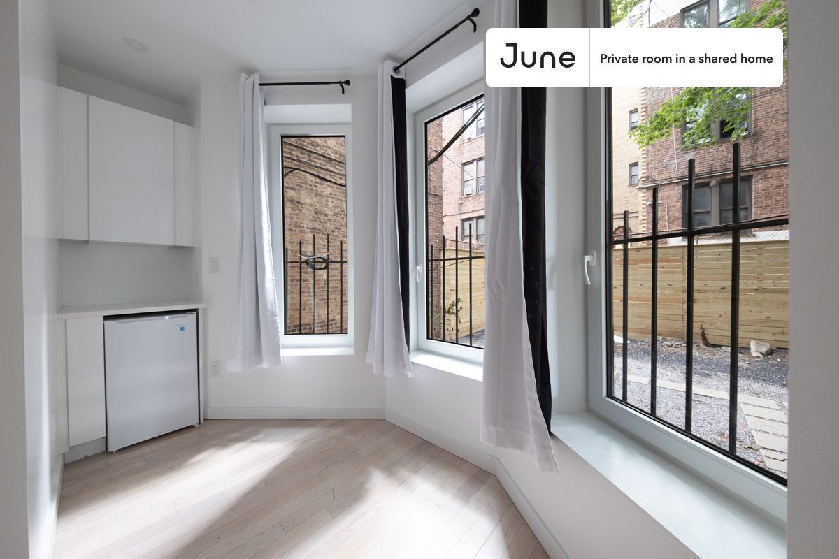 Foto principal - Room in Shared 4 bed/2 bath home