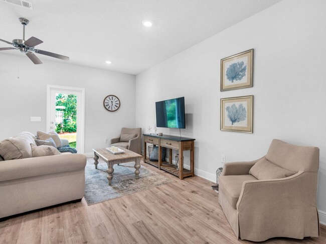 Foto del edificio - Brand New Furnished Townhome located just ...