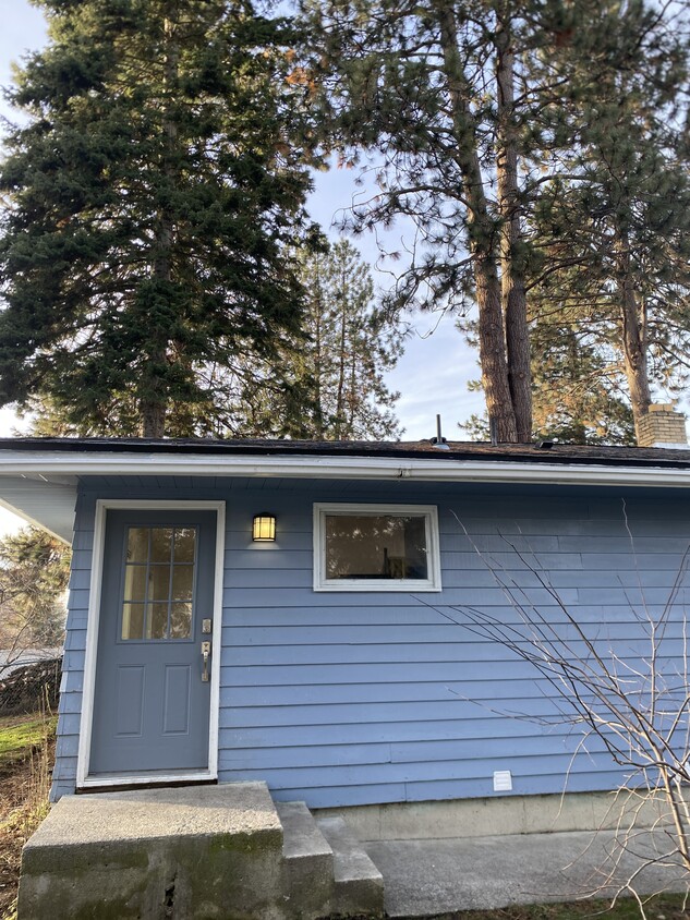 Front door - 1424 E Burnham Ave