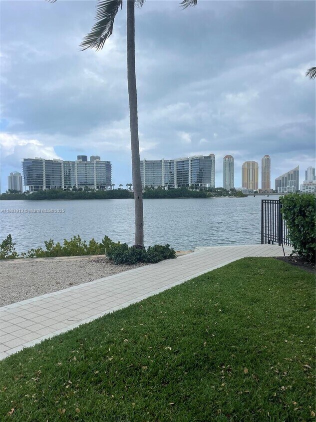 Foto principal - 3155 NE 184th St