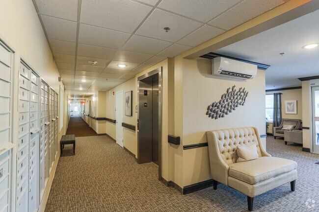 Elevador - Towne Square Senior Apartments