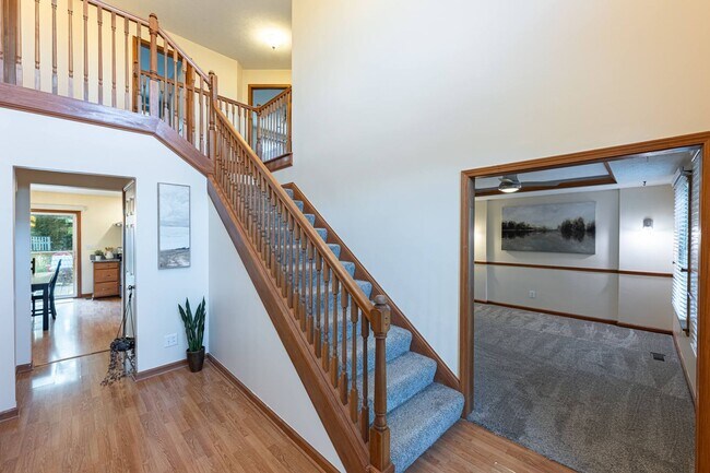 Foto del edificio - Immaculate 4 bed 3.5 bath w/2 offices, eat...
