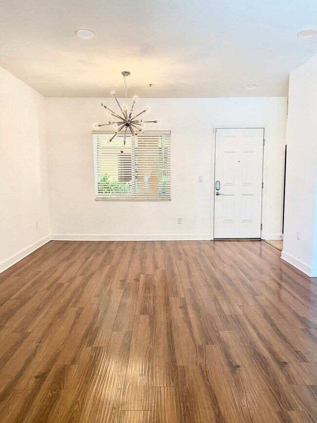 Building Photo - 2 bedroom + 2.5 bath luxurious condo in th...