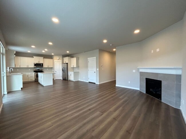 Building Photo - AVAILABLE FOR IMMEDIATE MOVE-IN!!!! Brand ...